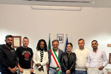 Il Sindaco Massimiliano Vogli con i sei cittadini che hanno prestato giuramento per la cittadinanza italiana.