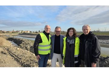 In foto: cantiere sul canale Riolo a Malalbergo con da sinistra il RUP Ing. Enrico Alessandra, il sindaco di Malalbergo Massimiliano Vogli, il direttore lavori Ing. Marianna D’Ercole e il responsabile operativo dell'intervento Marco Fornasari. 