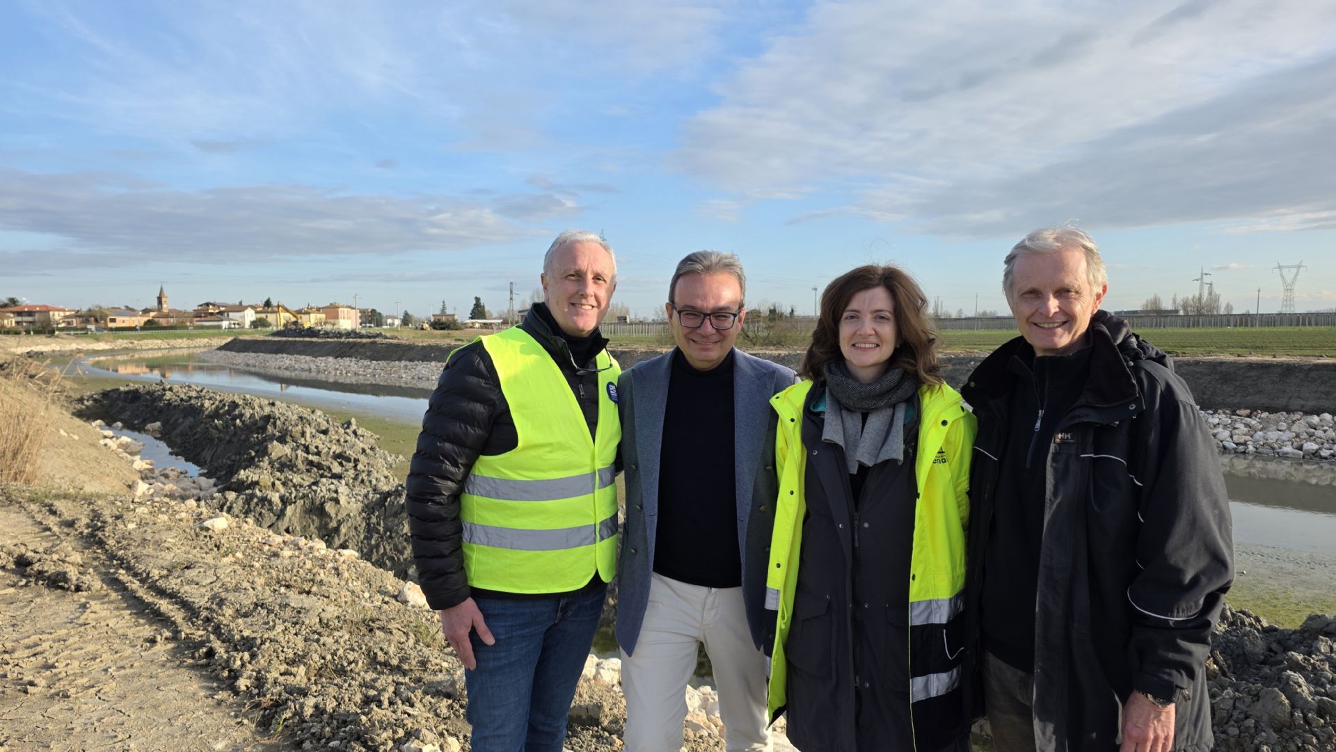 In foto: cantiere sul canale Riolo a Malalbergo con da sinistra il RUP Ing. Enrico Alessandra, il sindaco di Malalbergo Massimiliano Vogli, il direttore lavori Ing. Marianna D’Ercole e il responsabile operativo dell'intervento Marco Fornasari. 