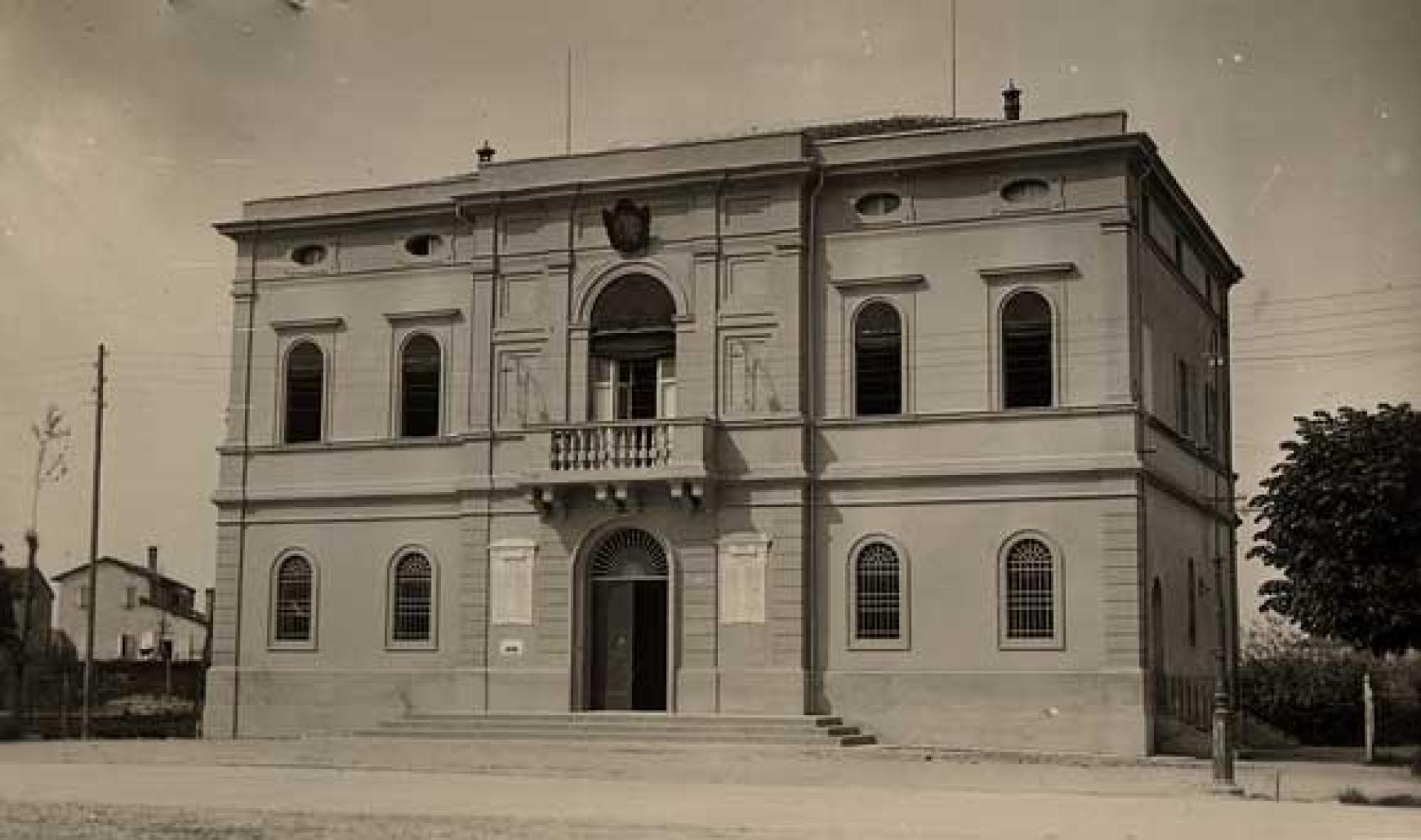 Foto del Municipio di Malalbergo antecedente al 1922. Progettato da Giuseppe Mengoni, fu distrutto nel bombardamento del 19 aprile 1945.